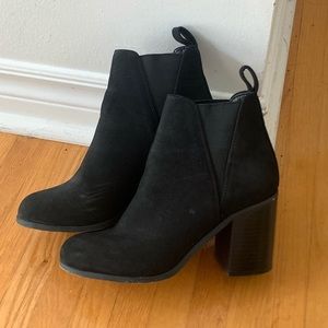 Steve maddens blck suede ankle boots